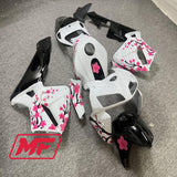 Kit completo de carenado Monster para Honda CBR600RR 05-06, color blanco y negro brillante, con detalles en flor de cerezo, parabrisas y tapa de depósito.